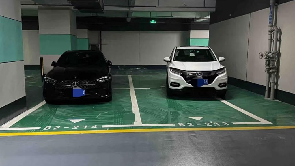 网传的“社恐”式停车你觉得哪台车停的更社恐[允悲] ​​​