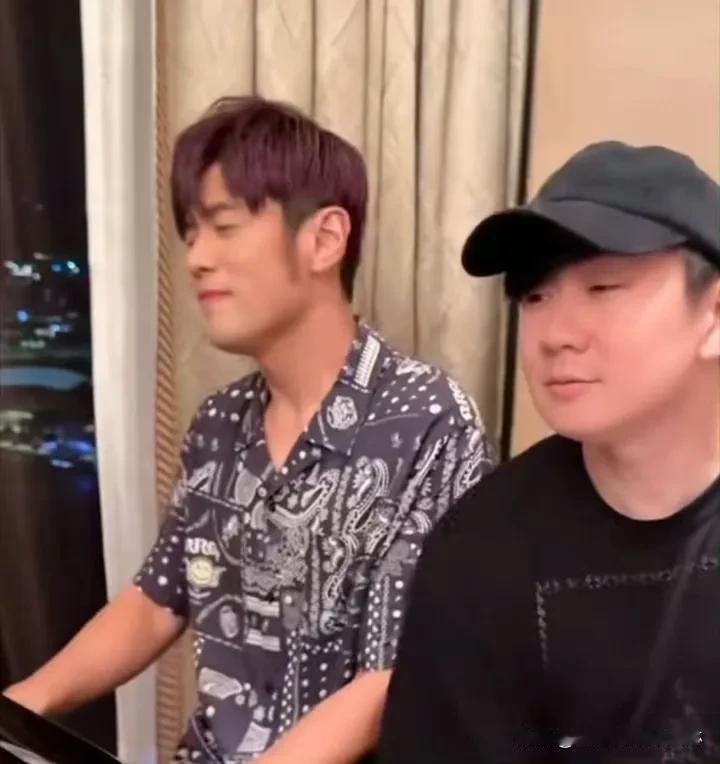 #周杰伦林俊杰钢琴合唱#
感觉是有生之年系列，居然能看到周杰伦和林俊杰合唱，两个