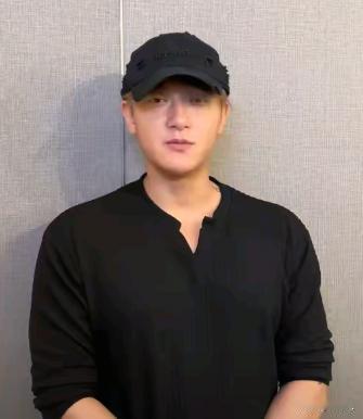 黄子韬不光违规停车，还改装车辆。作为公众人物，应该带头遵守交通规则，给别人做一个