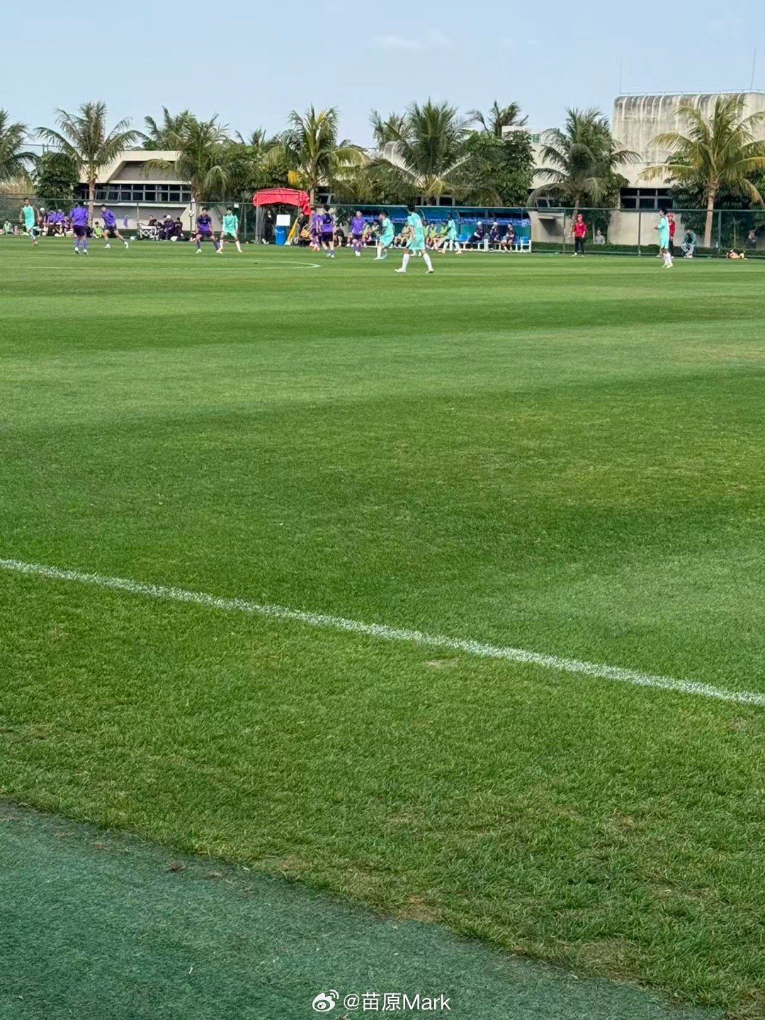 天津这会儿打首尔，球员基本都上了，开场比较被动，推不进去。 