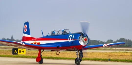 一天之内把“天之翼”飞行表演队的9架
初教-6都拍下来真的非常幸运. 更可喜
的