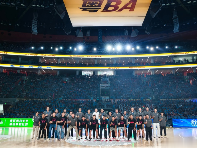 周琦更新社媒晒照分享自己观看粤BA并配文：粤BA