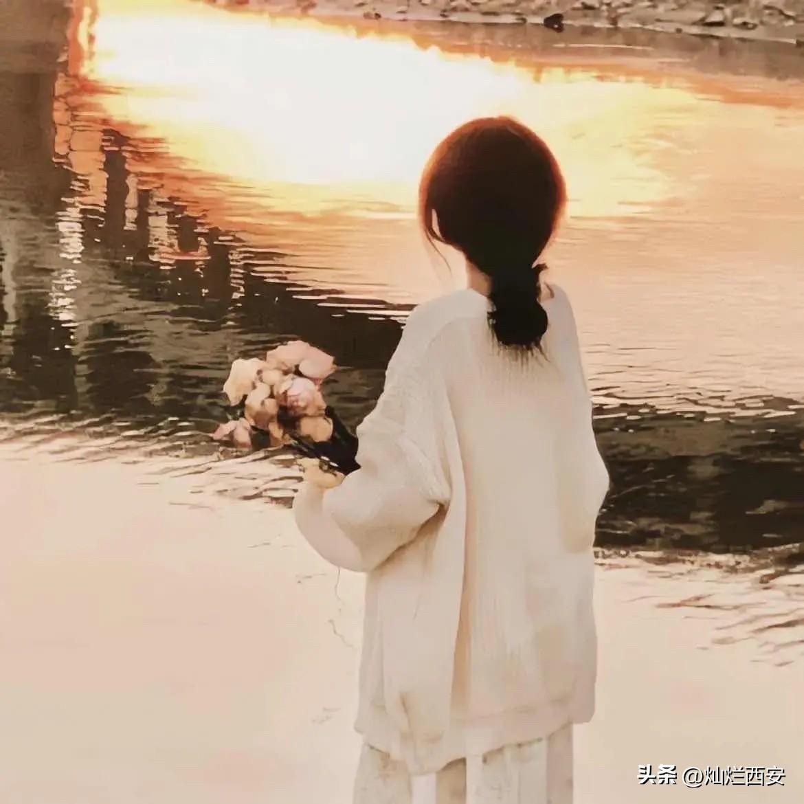 人性很重要的一课：

当一个人，
开始给你炫富的时候，
就是想和你拉拢关系了。