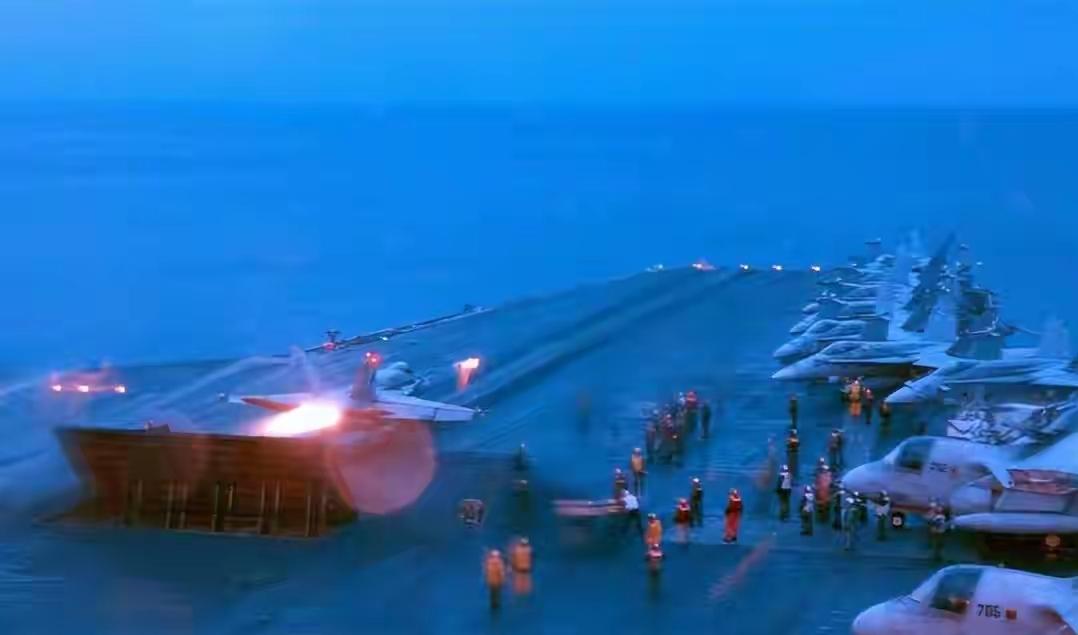 美军把自己飞机当成敌人导弹给打了下来。
美军航母战斗群在世界各地惹事，大家还记得