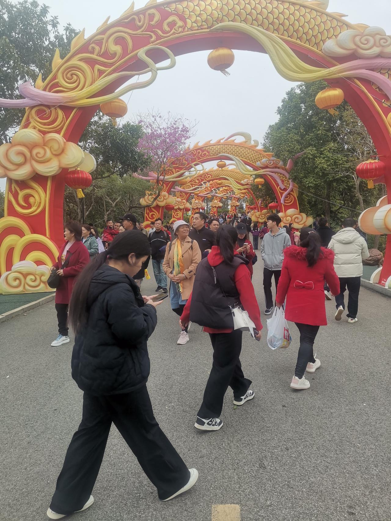 上联：瑞气盈门添富贵，诚邀下联清风满院增吉祥。马到成功传捷报，富贵吉祥众所盼。大