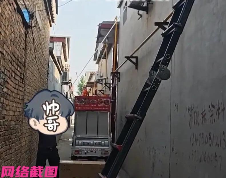 河北邢台有老师傅因拆空调外机的技巧而被人注目，因为眼前老师傅仅靠一根带子和一个破
