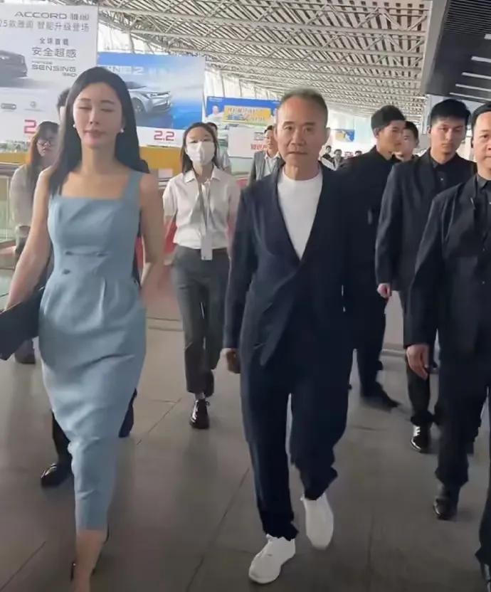 73岁的老公，小30岁的妻子，王真的很佩服王石、田朴珺这一对。
虽然年龄差那么多