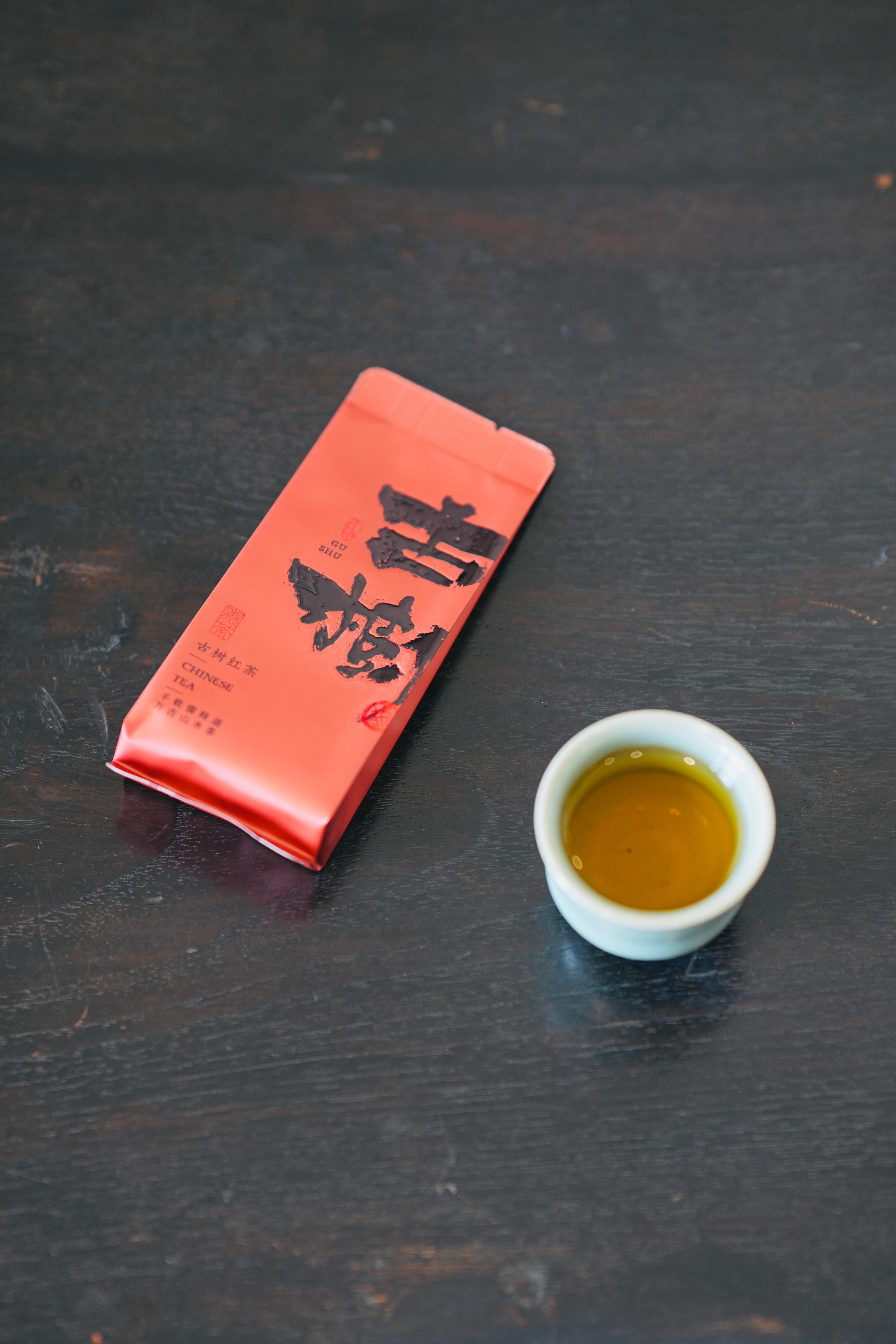 今日份续命水：桐木关老枞红茶虽然外面热得像蒸笼，但我杯子里有山间清风。只要茶不凉