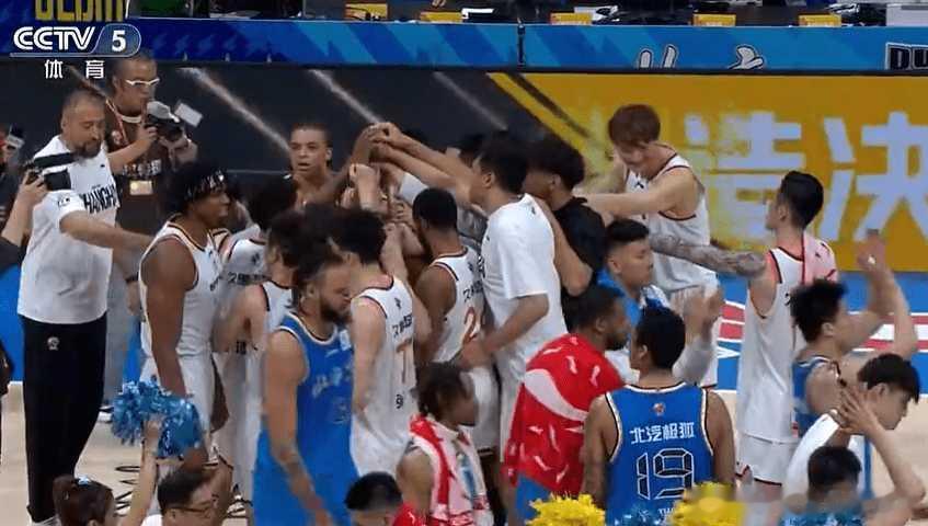 上海男篮淘汰北京男篮5月22日，2025-2026赛季CBA季后赛半决赛，带着1