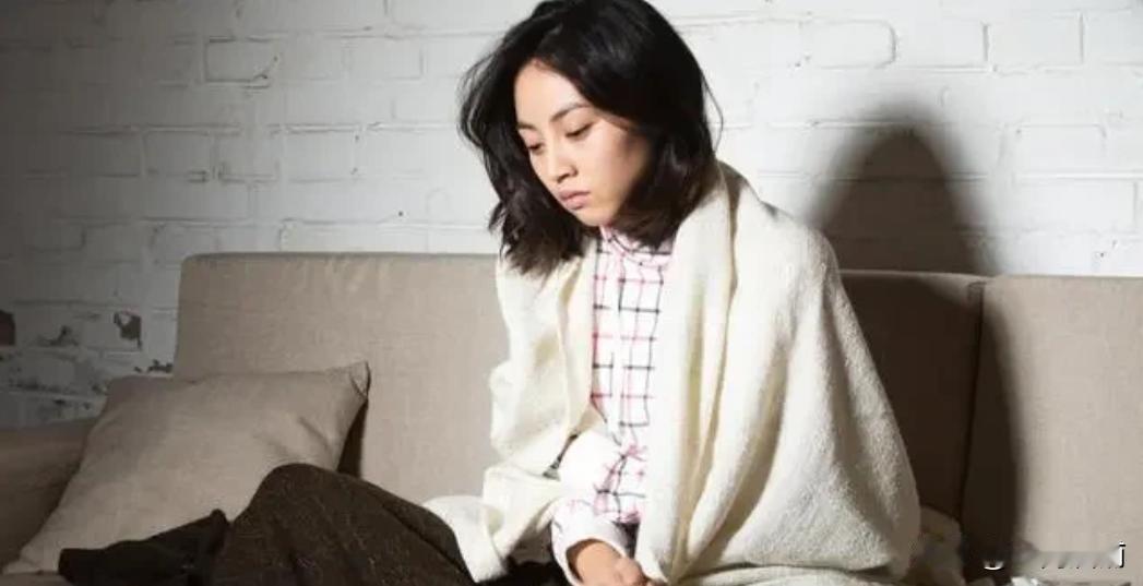 离婚4年后，婆婆突然出现在门口，手上拎着一个包裹，打开后里面的东西顿时让我痛哭流