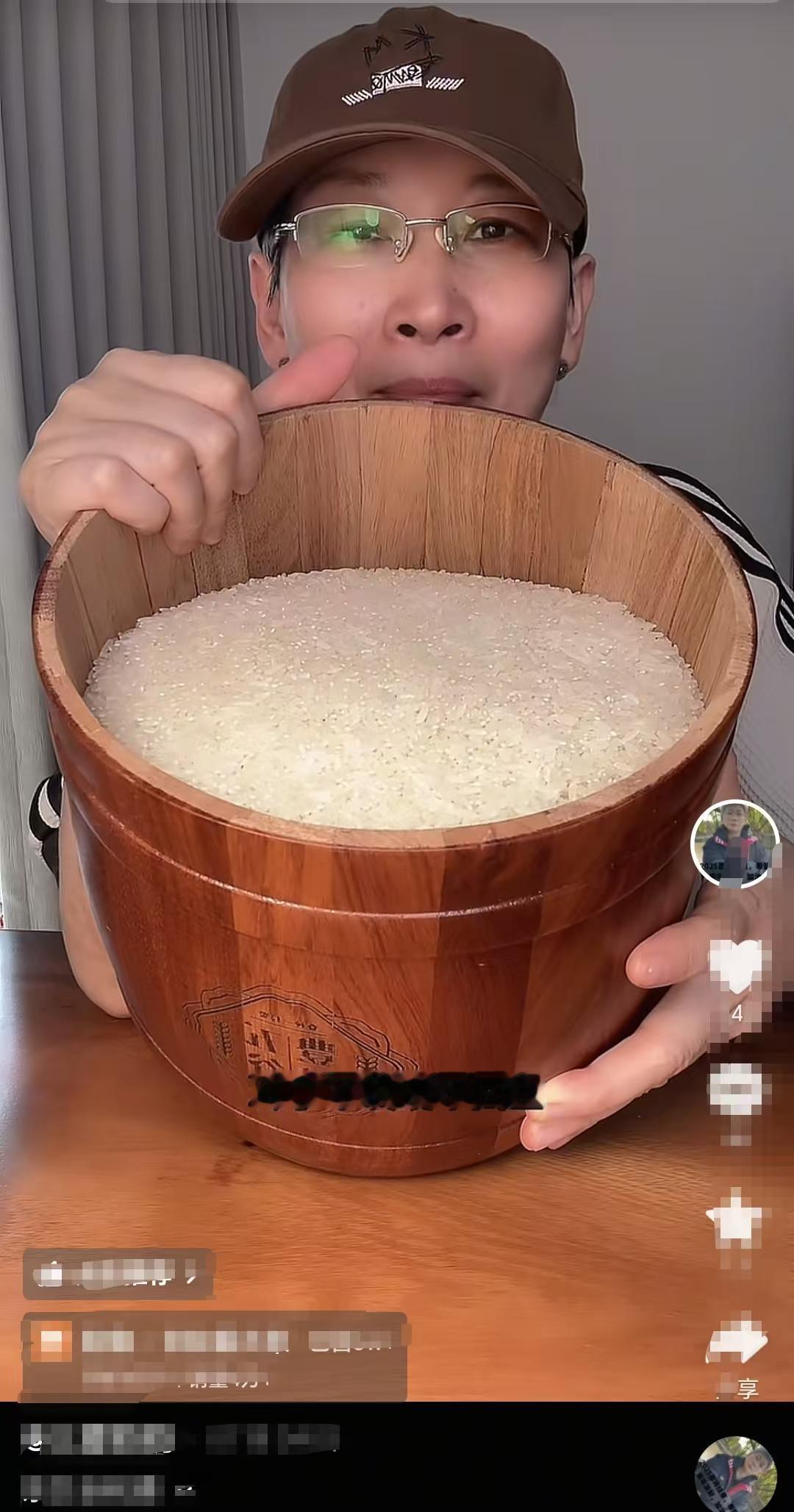 网红博主三爱奶奶，现在是真的悟道了。

老老实实在某平台，卖点家家户户都需要吃的