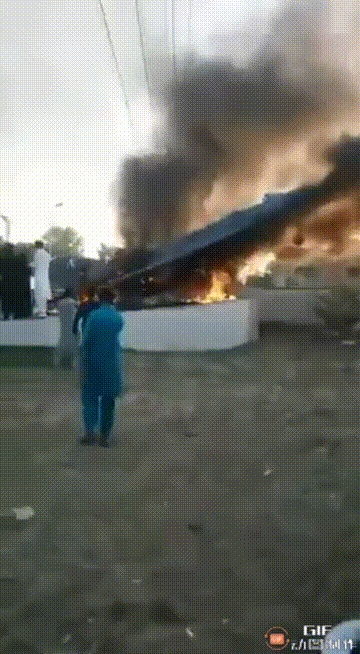 可怜的六爷，活生生被被点火烧毁了——图为昨日巴基斯坦Myanwali空军基地门外