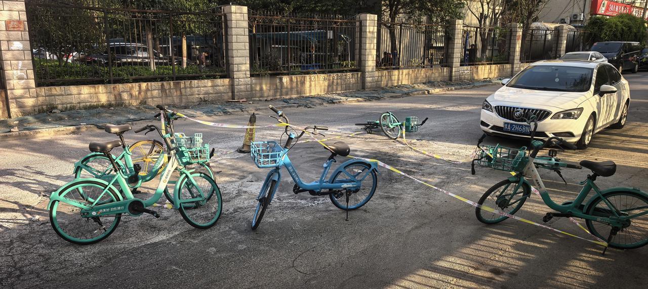 共享单车还有这功能！郑州市丰华北街信基市场大门口，应该是路面临时整修了，可能是担