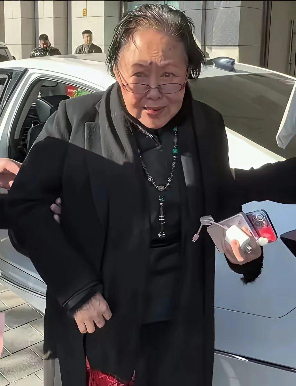 这我滴个妈呀！差点没认出来，曾经是红遍大江南北的女神，万万没想到如今也老了！岁月