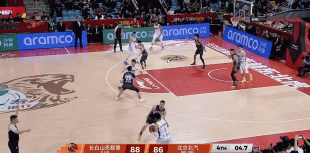 北京的最后一投，球到周琦手里，周琦三分出手不中，这是防守希望看到的，周琦本赛季已