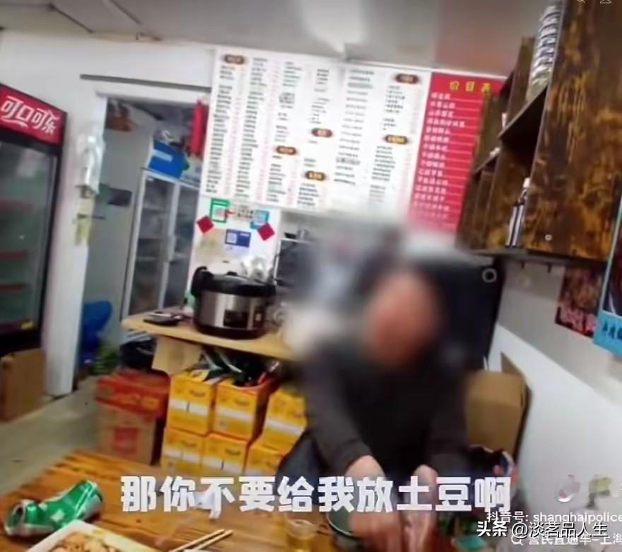 “我要的是大盘鸡，你凭啥给我放土豆，大盘鸡里不要给我放土豆。”遇上这样的顾客你说