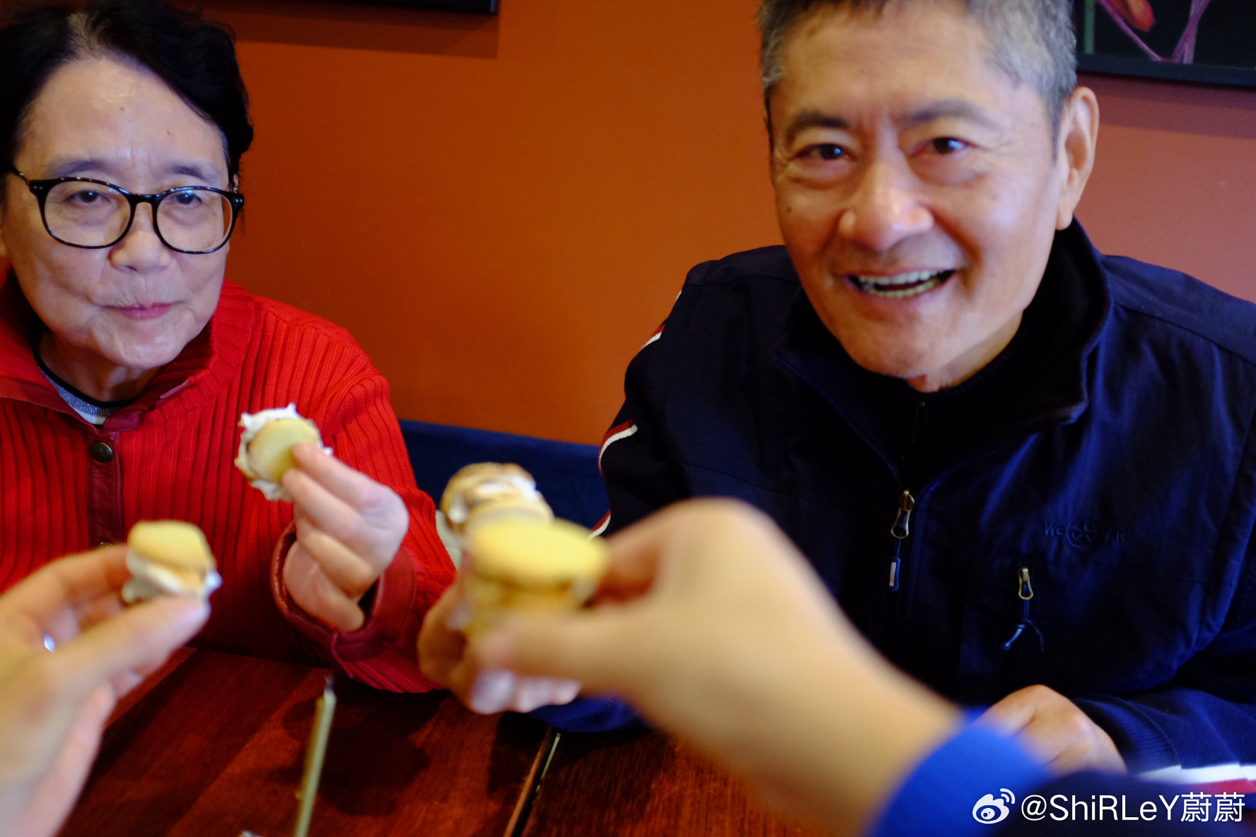 开心的寿星，隔壁桌的也都祝他生日快乐🎂而且今天吃到了很多甜食🍰吃货蔚在澳洲