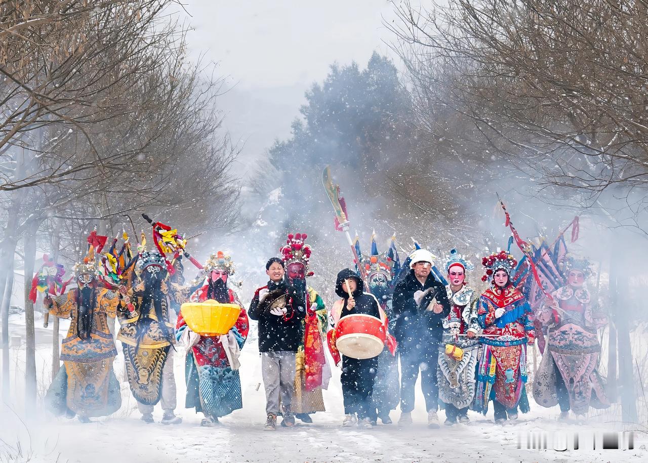 《雪落社火，乡韵悠长》
 
摄影：一 戈
 
   在宝鸡陇县这片民风淳朴的土地