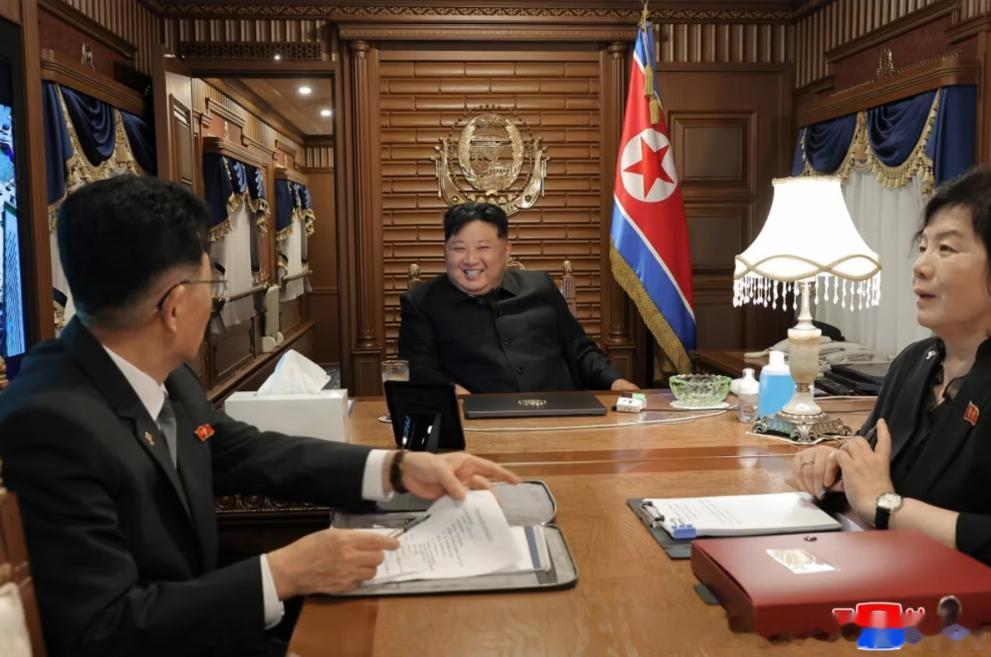 九三大阅兵倒计时1天 朝鲜国家通讯社发布的照片​​显示，朝鲜领导人金正恩乘坐装甲