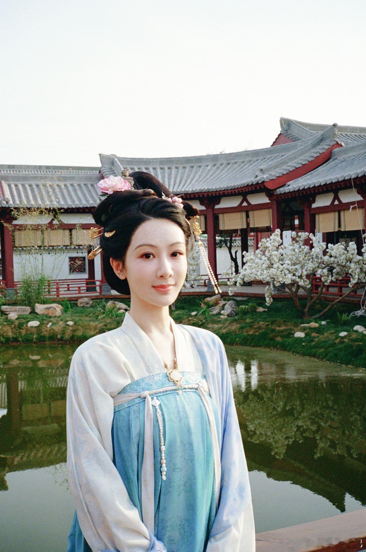 李现拍的国色芳华现场  李现拍的杨紫何惟芳 来自的《国色芳华》现场胶片随拍📷剧