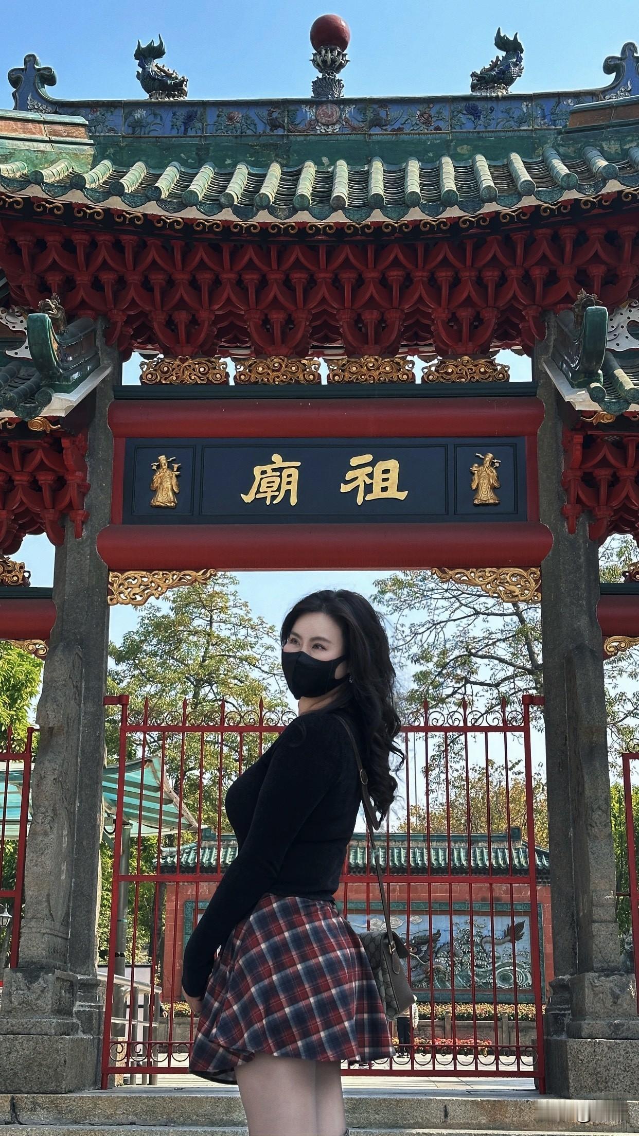 为什么有些女性在中年时更有魅力?从气质上看，岁月沉淀下的从容优雅是年轻女孩比不了