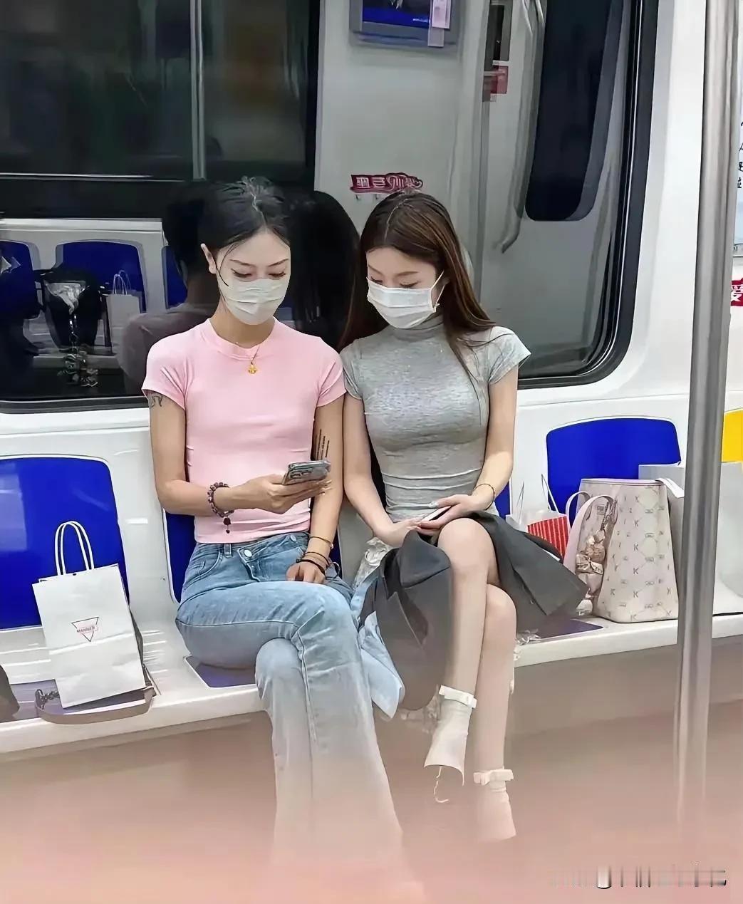 地铁里偶遇的两大美女，如果上前去要微信，百分之九十的男人都会要粉色衣服的，因为这