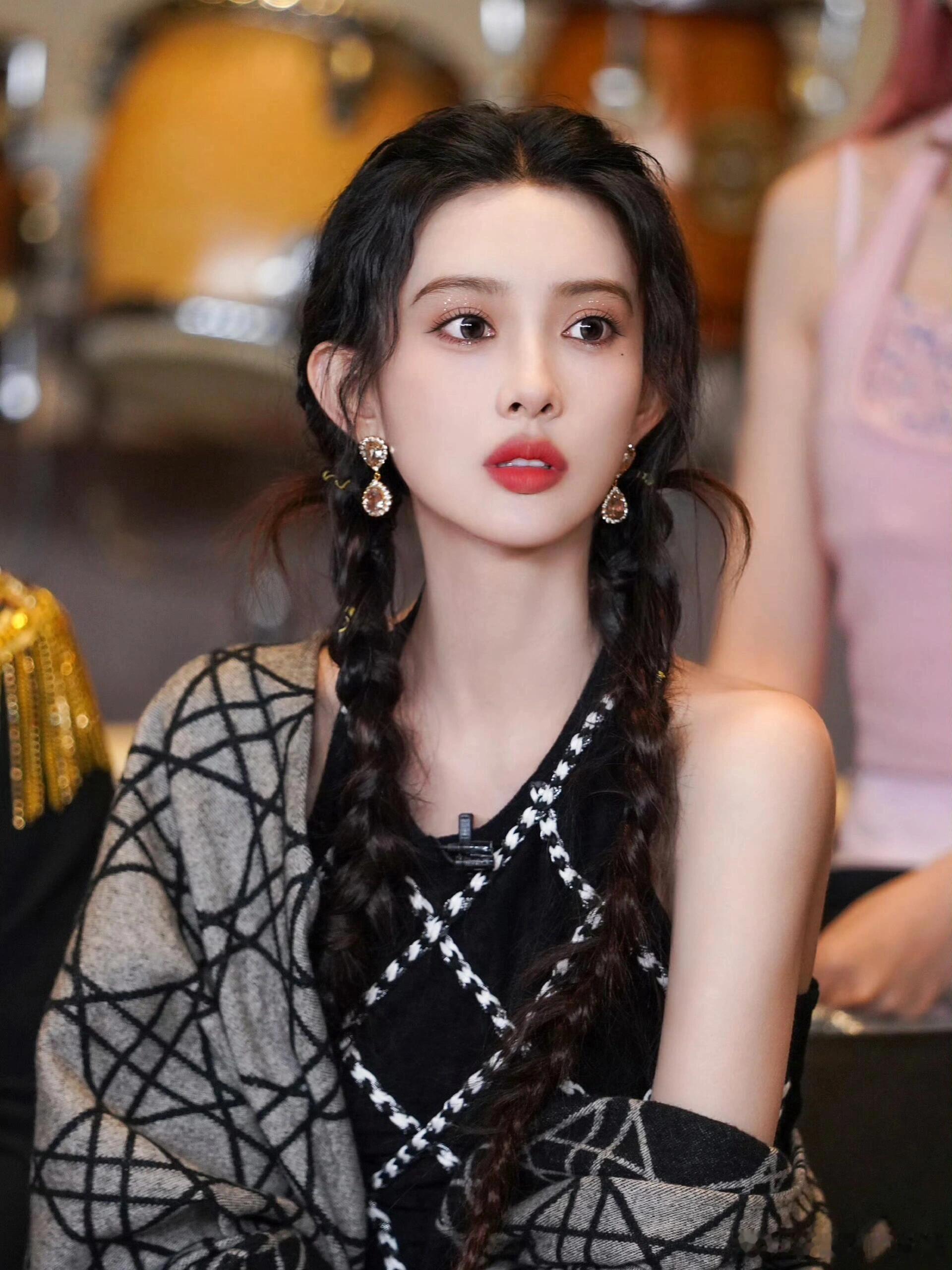 孟子义[超话]  “桃花”美人孟子义又美又有料，甜辣风穿搭撩人不自知！孟子义｜ 
