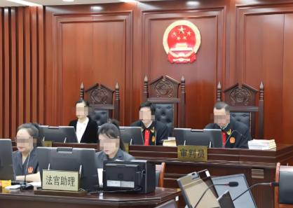 “出轨的恶果!”贵州毕节男子疑妻出轨，被父母叫回捉奸。连蹲4晚截获村医，全家将其