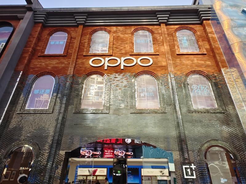 普通人脱离底层，有很多门道。
先得刷新社交观。以前我总热衷跟周围人打成一片，后来