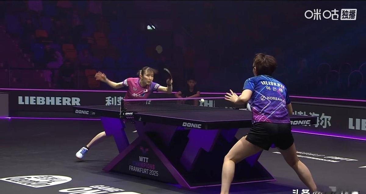 早田希娜三局横扫，打得李恩慧没脾气。
第二局8比9落后，连赢三球，手起刀落。
正