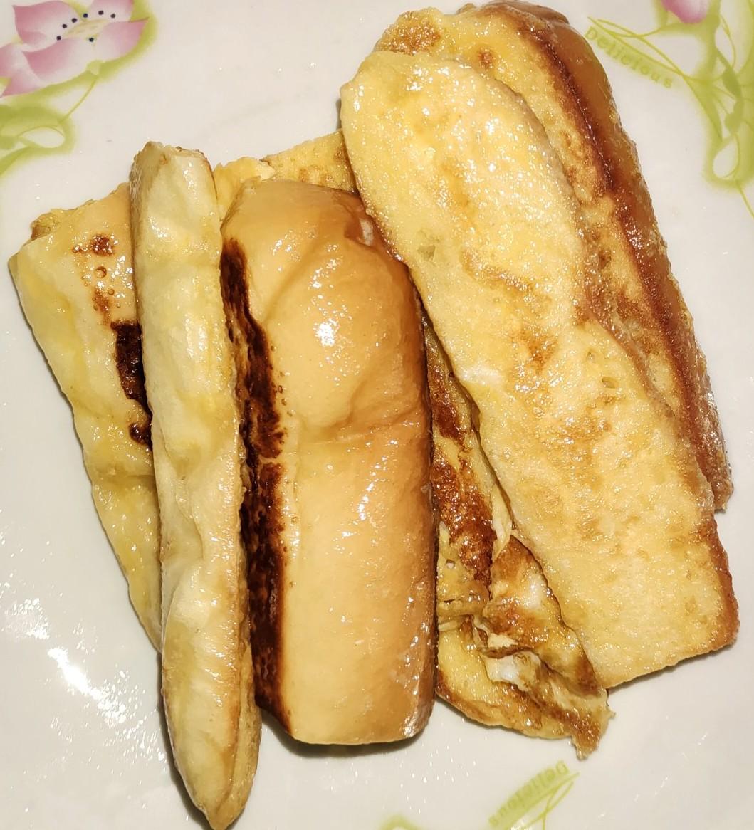 面包的神仙吃法，真的很香，是我的最爱！方法如下∶面包片裹上蛋液放刷油的平底锅里，