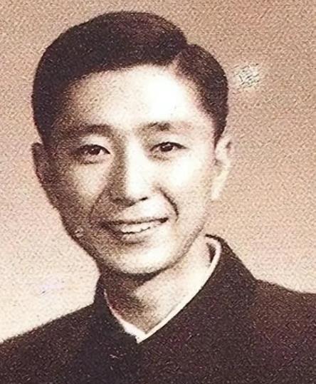 86岁宋世雄独居北京老宅，嗓音依旧洪亮如昔，却难掩家中寂静。他与发妻相伴57载，