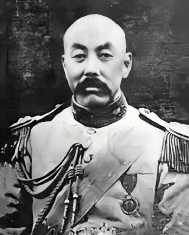 1900年，离家数月的孙烈臣回到黑山老家，得知自己的表弟赵文清被人陷害入狱后，便