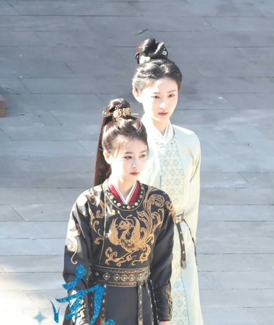 果然是有对比才有发现，白鹿站在前面，还是比赵晴的脸小了一大圈 