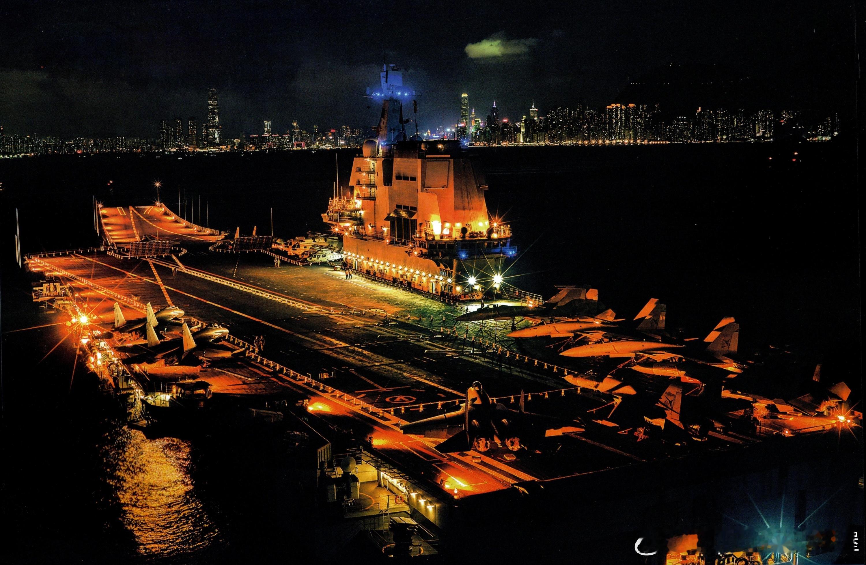 2025年7月在香港夜色下的山东号航空母舰军事历史全触达
