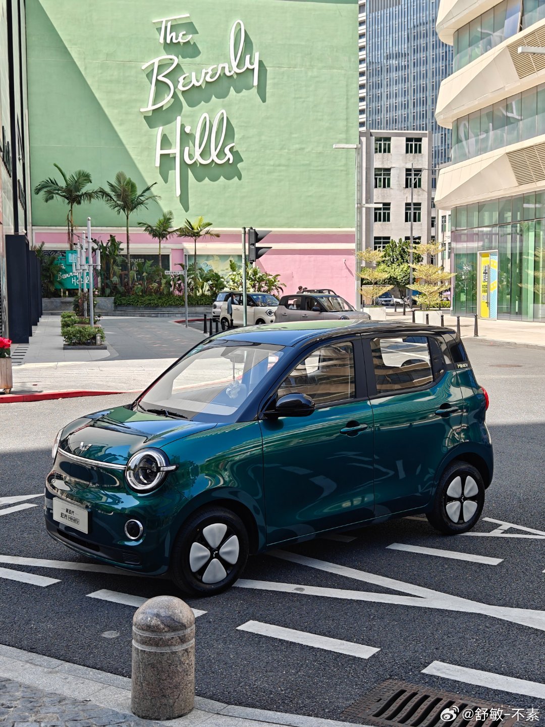 怎么样，这台代步车开在路上忍不住会多看几眼吧，国民神车五菱宏光MINIEV升级到