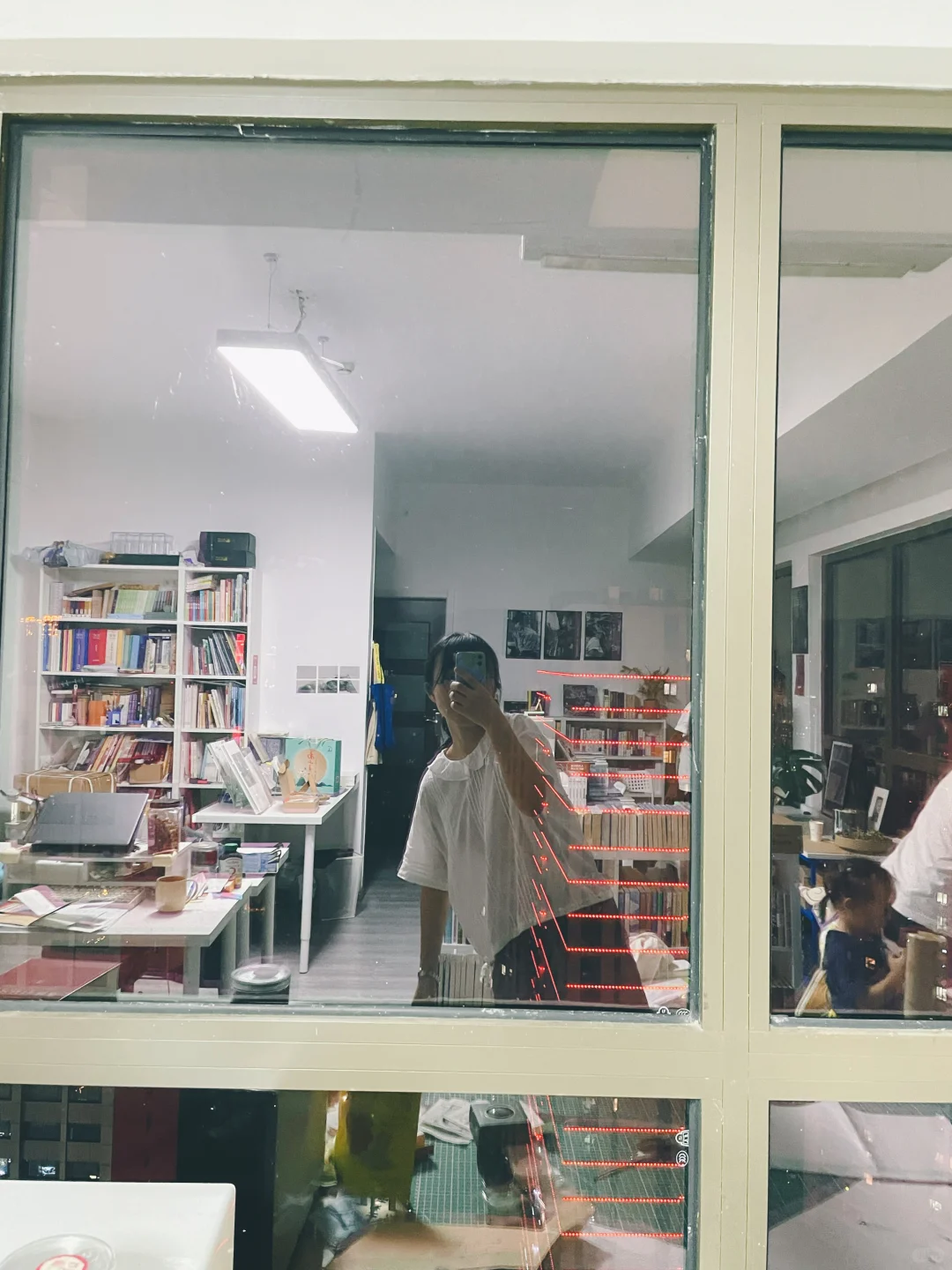 江滩挤满人，来惊奇书店看烟花！