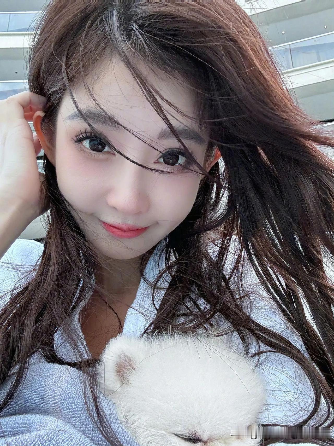 冯提莫阳光下的温柔瞬间，与小可爱相伴