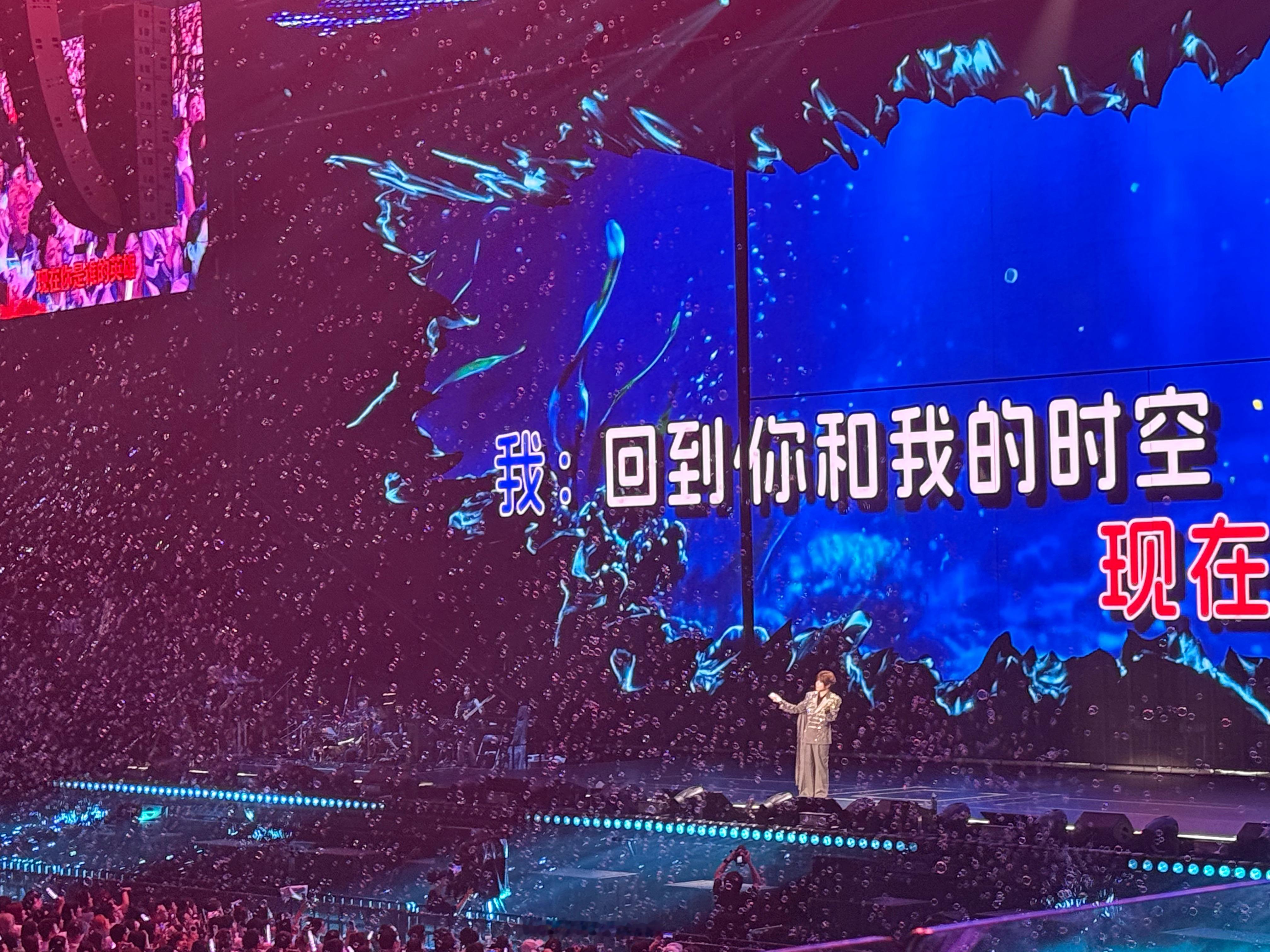 徐良把南京站玩笑话当承诺了面对粉丝调皮的喊话，徐良温柔回应换成打车，一句玩笑被认