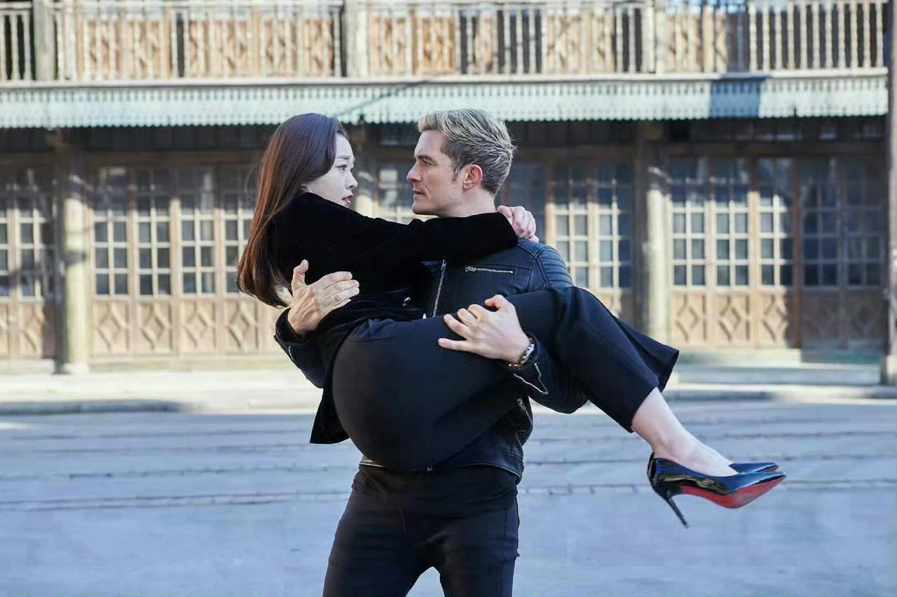 一个小细节，好身材尽显。快松开你的爪子！这外国人是谁，竟然公主抱宋轶。不得不说，