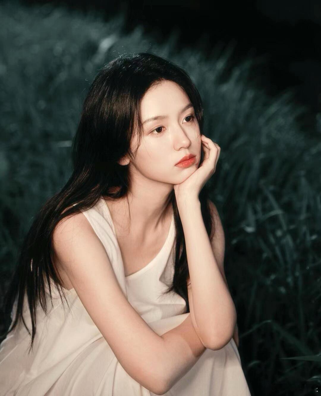 周也  不得不说她真的好纤瘦，肩颈流畅，腰特别细。她的五官真的没话说，除了本身头