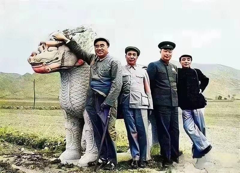 四位革命前辈的合影，画面很温馨。第一位和第三位前辈一眼就能看出，而第二位不敢肯定