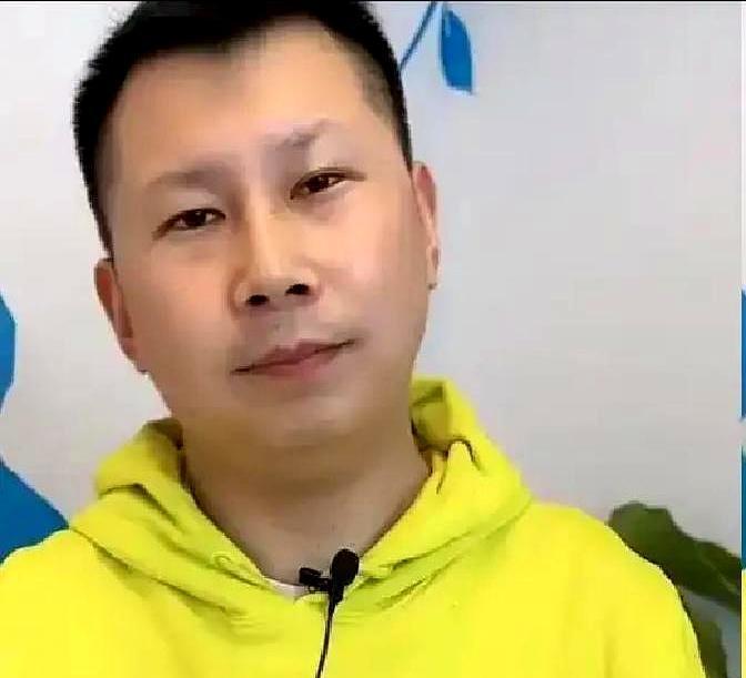 一声“师傅”，直播间瞬间炸了！
不是泪洒当场，不是幡然悔悟，是那老脸，在镜头前，