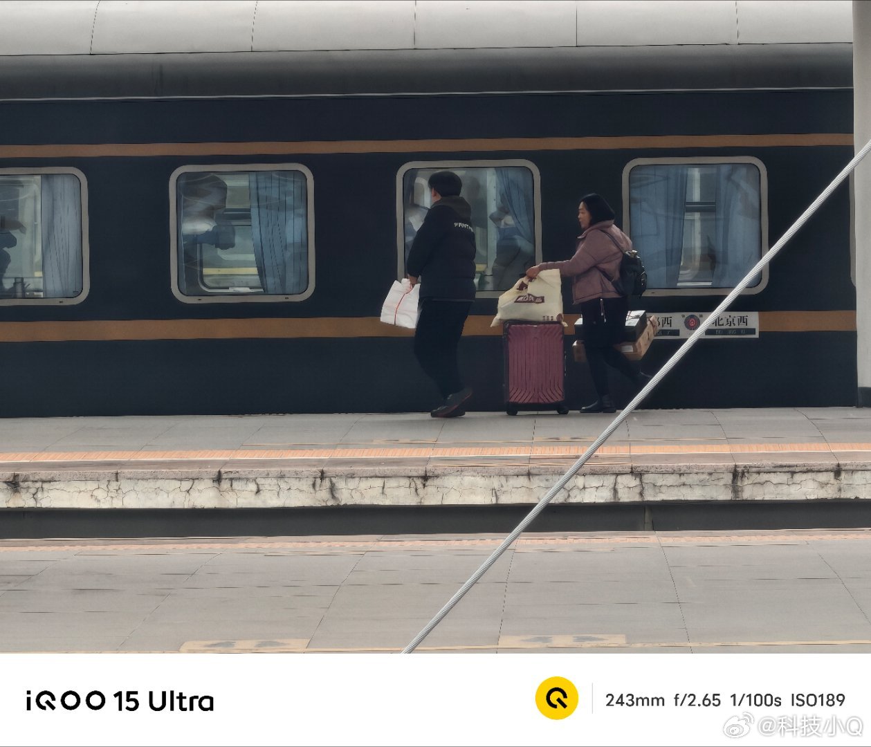 马上过年了大家都在赶行程有iQOO的可以试试它的人文街拍挺好玩 