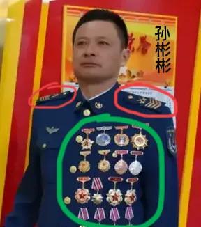 没看懂，同是一级军士长的孙彬彬和郑金，从着装上看，军衔是相同的，年龄大概都在45