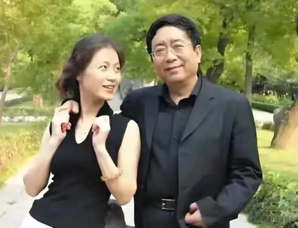 79岁的余秋雨与63岁的马兰近日现身安徽寿县，这对相差16岁的夫妻携手走过33年