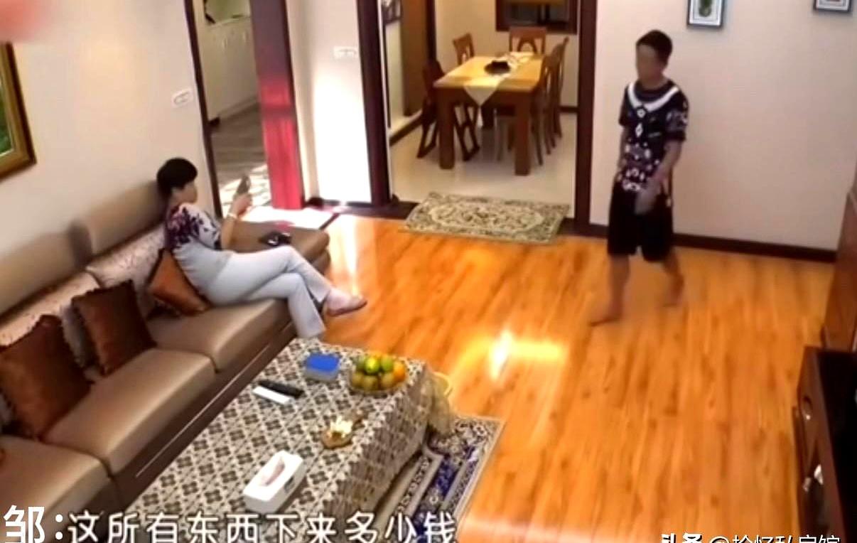 门一开，沙发上人不动，眼神都没抬一下。
邹市明口干舌燥，在新装修的屋里翻饮料、找