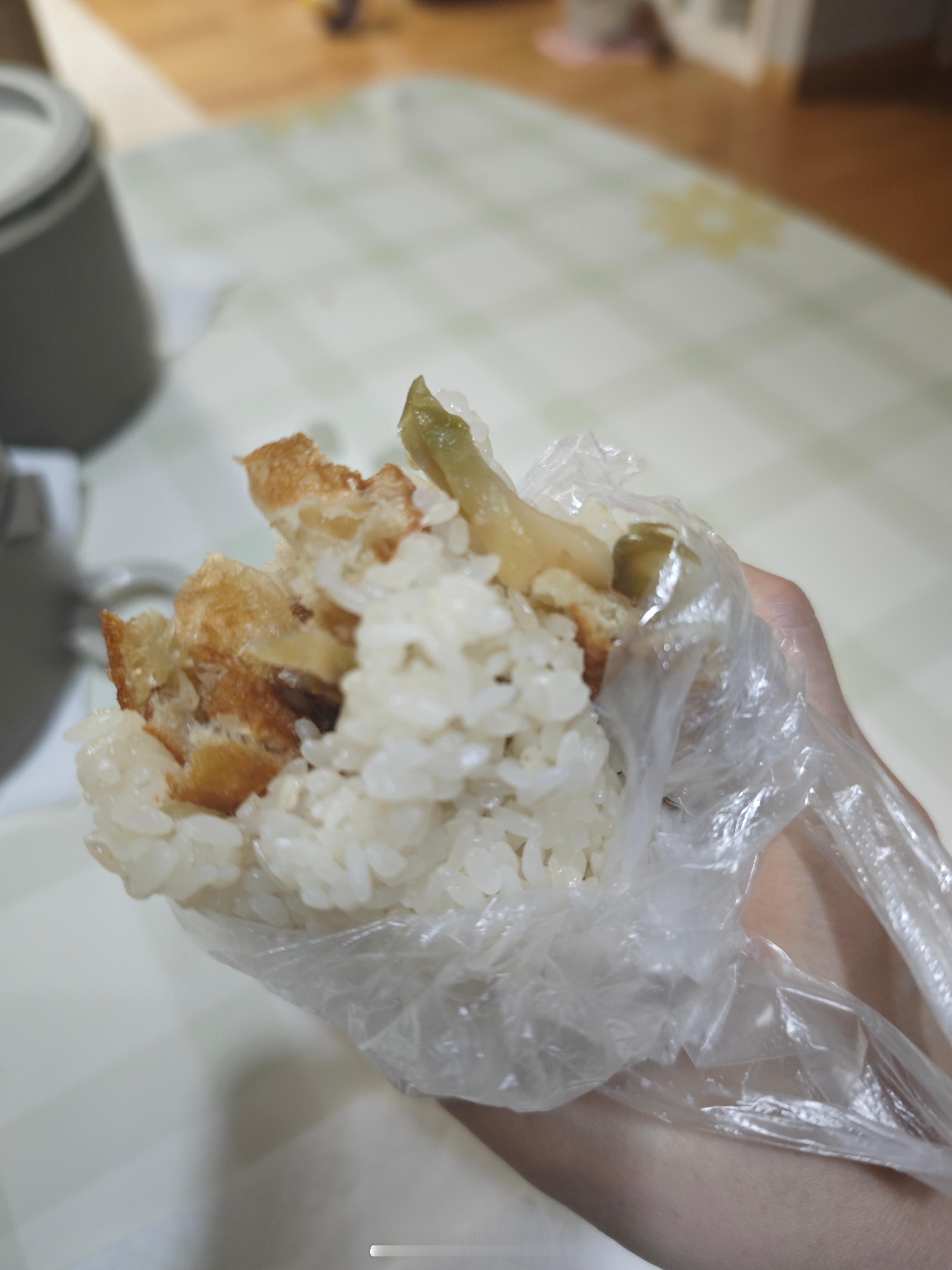 海哥居然会用家里的碗去打包诶好像那种早锻炼的居家老头哈哈哈哈哈哈哈 ​​​