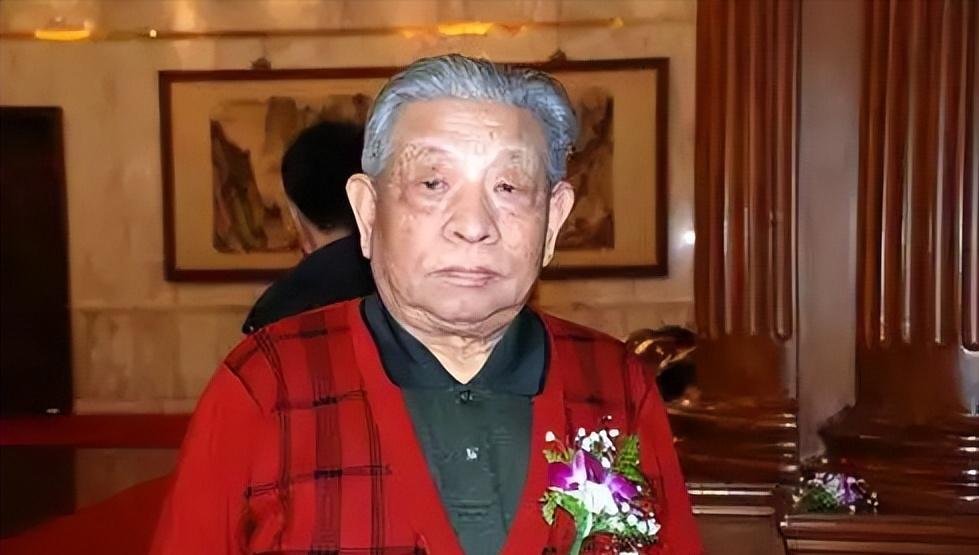 他给毛主席当了27年警卫员，后又保卫华国锋邓小平，如今依然在世，他是建国后在毛主