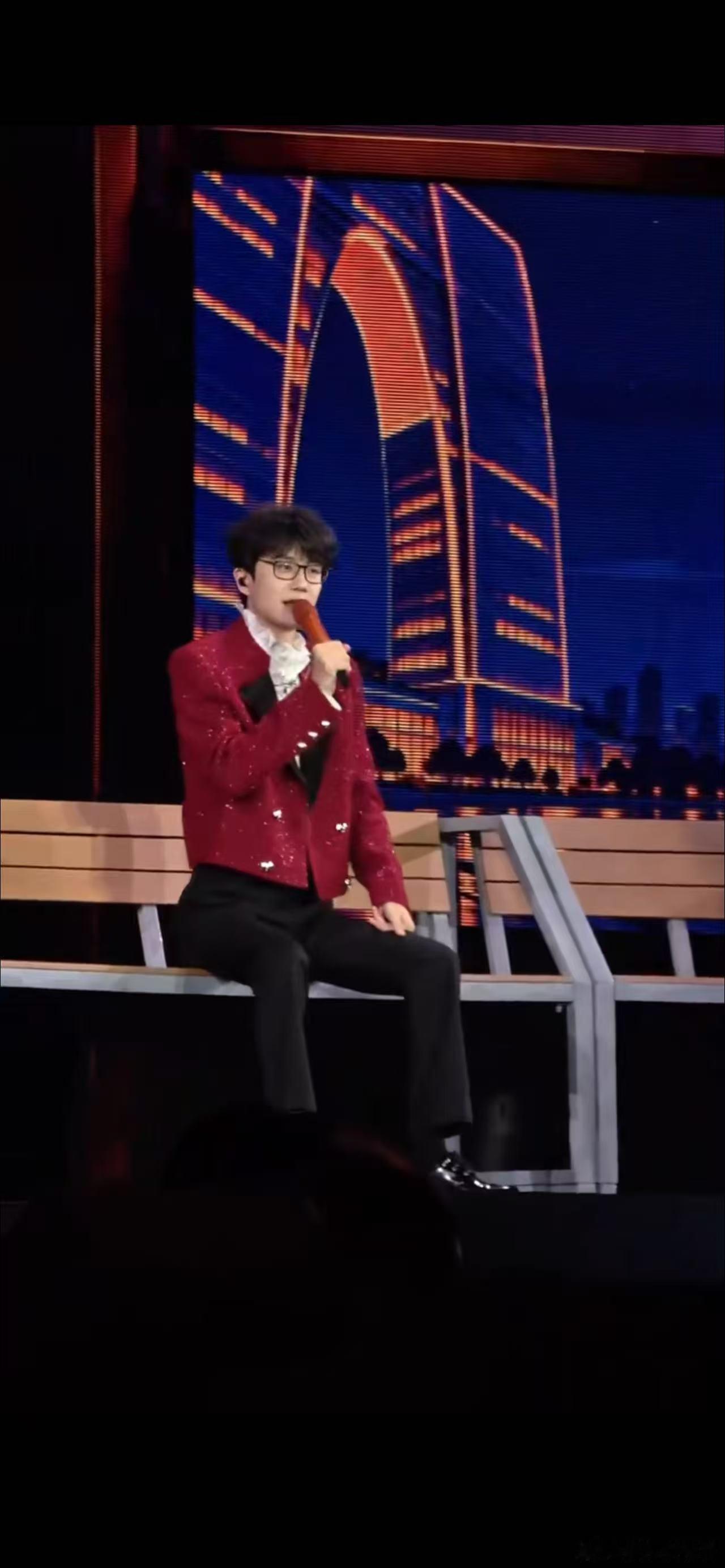 许嵩听到大家这么喊我还蛮不好意思的 全场几万人齐刷刷喊应援口号，许嵩站在台上愣了
